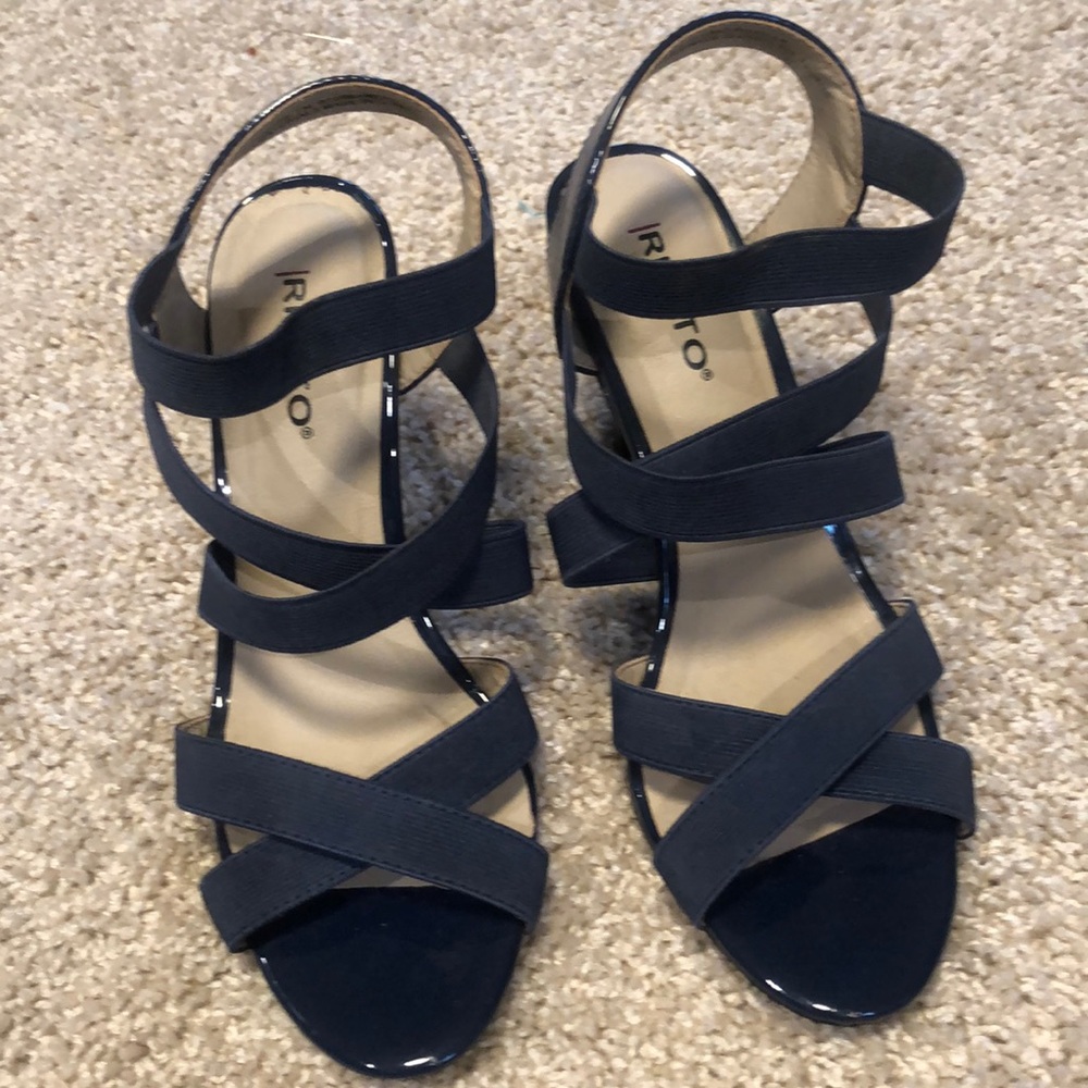 Navy blue sandals with elastic stretch